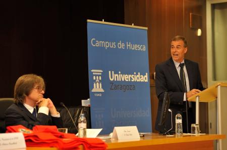 Antonio Cosculluela recibe la medalla de la Facultad de Empresa y...