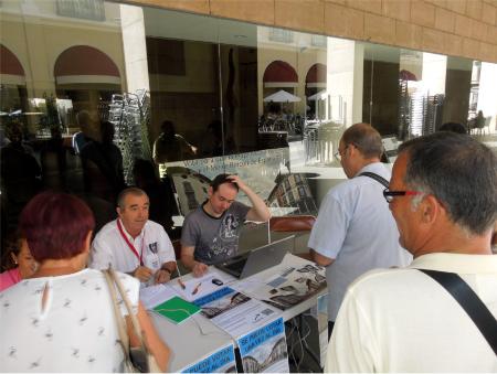 Imagen: Se ha instalado una mesa en los bajos de la Diputación para animar a votar a los viandantes.