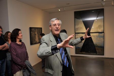 Imagen: Enrique Carbó en una imagen de archivo de una visita guiada a una de sus exposiciones fotográficas. P.OTIN.