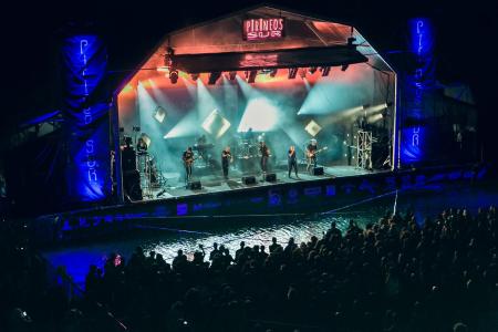 Imagen: Imagen del Escenario Natural de Lanuza durante el concierto de Zebda en la pasada edición de Pirineos Sur. JORGE FUEMBUENA.