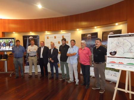 Imagen: Foto de grupo de la presentación de la tercera edición de la Gran Trail Trangoworl Aneto Posets.