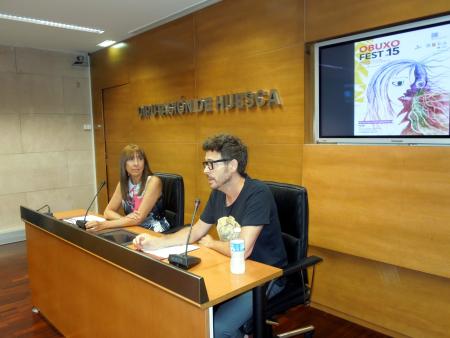 Imagen: La diputada Berta Fernández participó en la presentación de Obuxo junto a Ángel Martínez, director del festival.