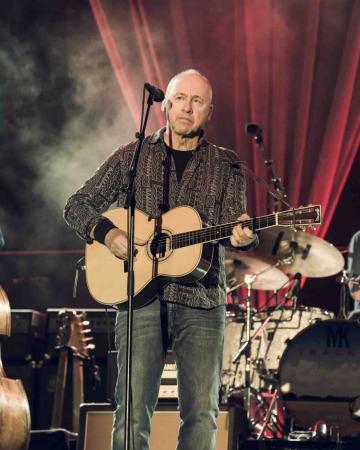 Imagen: El ex líder de Dire Straits comenzó su gira en España con este concierto en Pirineos Sur. Foto de Jorge Fuembuena.