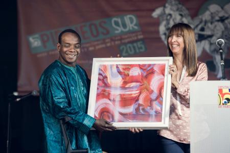 Berta Fernández entrega premio a Toumani Diabaté.