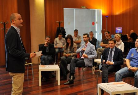 Alejandro Vesga durante su charla con emprendedores. P.OTIN.