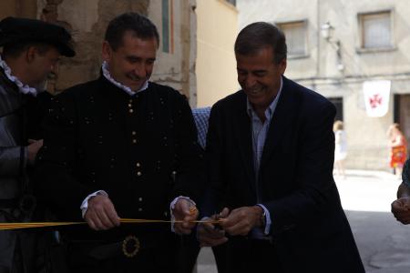 Imagen: El Presidente de la Diputación Provincial de Huesca, Antonio Cosculluela, cortando la cinta inaugural