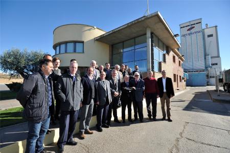 Imagen: Foto de grupo de los asistentes a la jornada a las puertas de Agropienso. Imágenes: P.OTIN.