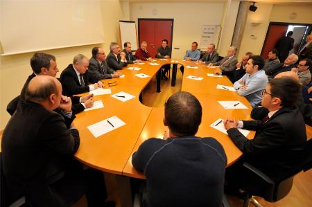 Foto de grupo de los asistentes a la jornada a las puertas de Agropienso. Imágenes: P.OTIN.