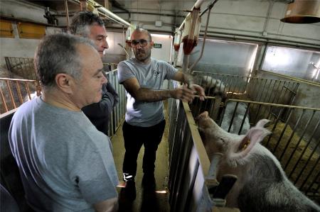 Foto de grupo de los asistentes a la jornada a las puertas de Agropienso. Imágenes: P.OTIN.