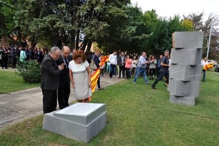 Imagen: Gracia, Capel y Broto tras descubrir el monolito conmemorativo. P. OTÍN