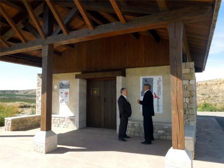 Imagen: El Presidente de la DPH, Miguel Gracia, junto al alcalde de Binaced, Juan Latre, en el observatorio de aves rapaces.