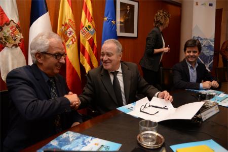 Imagen: Michel Pelieu y Miguel Gracia tras la firma de los proyectos. Fotos: DPH/Javier Blasco