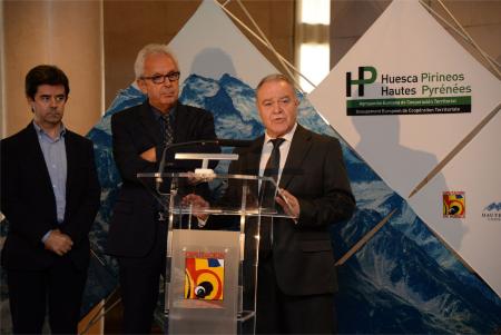 Michel Pelieu y Miguel Gracia tras la firma de los proyectos. Fotos: DPH/Javier Blasco