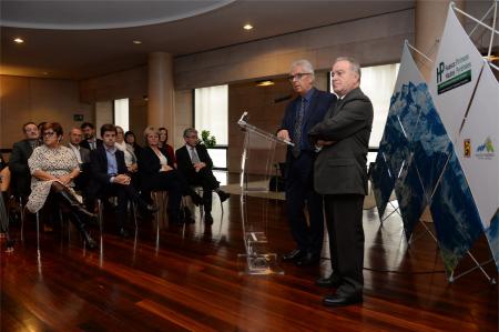 Michel Pelieu y Miguel Gracia tras la firma de los proyectos. Fotos: DPH/Javier Blasco