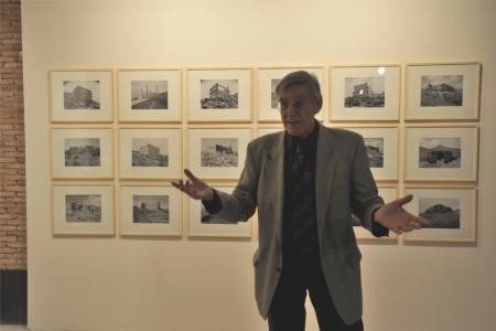Imagen: Enrique Carbó realizó también varias visitas guiadas espontáneas con los visitantes que se encontraban en la sala. Foto: P. Otín.