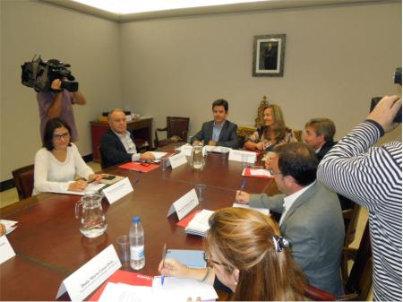 Imagen: El Presidente de la DPH Miguel Gracia junto a Luis Felipe, José Domingo Dueñas, Pilar Alegría y otros representantes municipales, autonómicos y responsables de las facultades de Huesca.