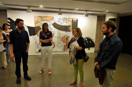 Imagen: Alva Moca, Berta Fernández, Teresa Luesma y Álvaro Calvo durante la vista a la exposición que se inaugura el próximo viernes.