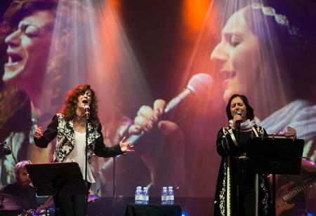 Imagen: Carmen París y Nabyla Maan en el escenario natural de Lanuza.