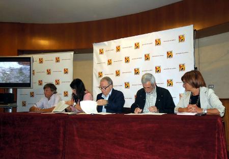 Imagen: Imagen del momento de la firma del convenio entre la DPH, la FAM y el Ayuntamiento de Montanuy.