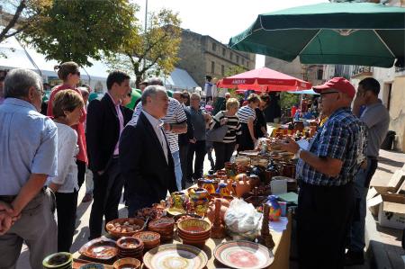 Imagen: Miguel Gracia en uno de los puestos de la Feria de alternativas rurales del prepirineo. Fotos: P. OTÍN.