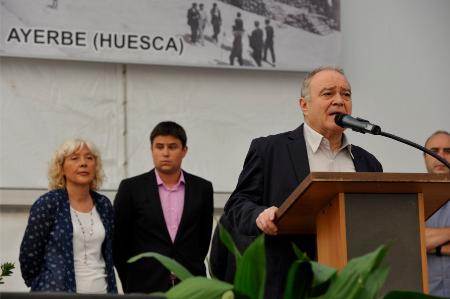 Miguel Gracia en uno de los puestos de la Feria de alternativas rurales del prepirineo. Fotos: P. OTÍN.