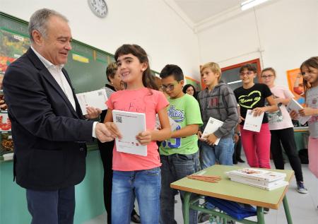 Imagen: Miguel Gracia ha entregado las agendas escolares a los alumnos del colegio público Alberto Galindo de Sena. Fotos: P.OTÍN