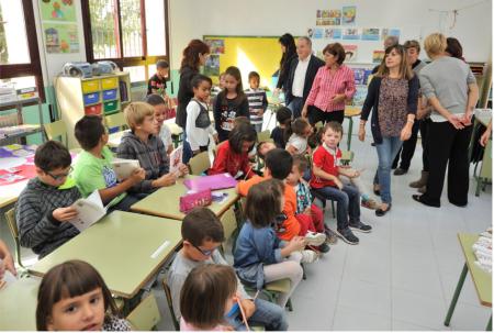 Miguel Gracia ha entregado las agendas escolares a los alumnos del colegio público Alberto Galindo de Sena. Fotos: P.OTÍN