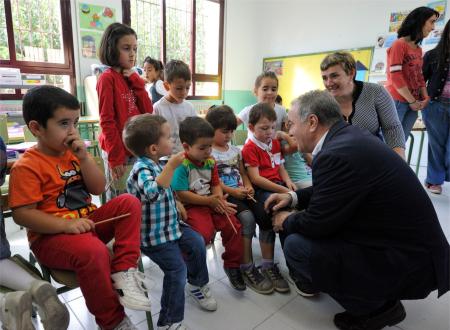 Miguel Gracia ha entregado las agendas escolares a los alumnos del colegio público Alberto Galindo de Sena. Fotos: P.OTÍN