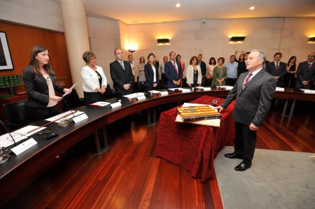 Foto de familia de los veinticindo diputados provinciales. Imágenes de P. OTÍN.