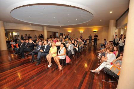 Foto de familia de los veinticindo diputados provinciales. Imágenes de P. OTÍN.