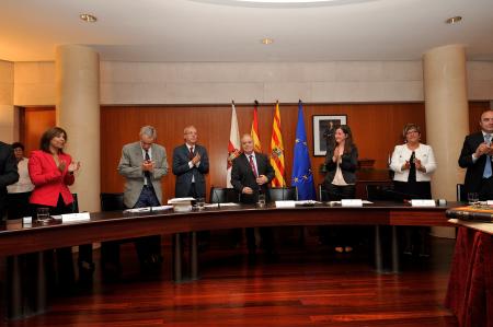 Foto de familia de los veinticindo diputados provinciales. Imágenes de P. OTÍN.