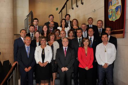 Foto de familia de los veinticindo diputados provinciales. Imágenes de P. OTÍN.
