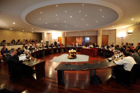 Foto de familia de los veinticindo diputados provinciales. Imágenes de P. OTÍN.