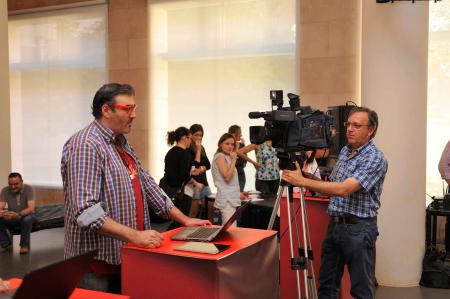 Cristina de la Hera, Luis Gutiérrez y Víctor Rodríguez, junto al actor Quique Lera, en la presentación de la nueva web.