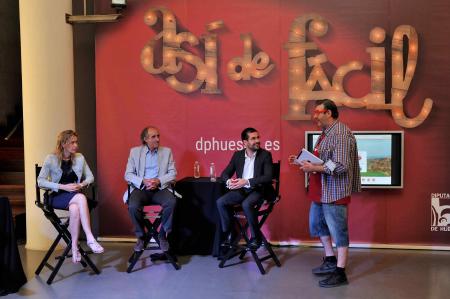 Imagen: Cristina de la Hera, Luis Gutiérrez y Víctor Rodríguez, junto al actor Quique Lera, en la presentación de la nueva web.