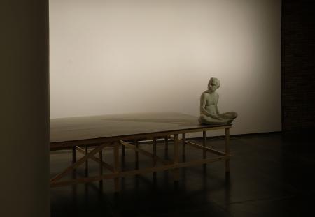 José Noguero. Vacío-Espera, 2008-2022. Estructura de madera. 64 x 241 x 167 cm. Escultura de yeso y acero inoxidable. 65 x 60 x 52 cm