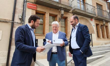 Imagen: Isaac Claver, José Pedro Sierra y Fernando Torres en la visita a Peraltilla