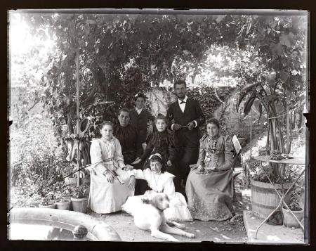 Retrato familiar en el jardín de la casa Carderera de Huesca. Ca. 1901-1910