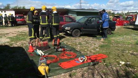 Imagen: El plan de formación para bomberos de la DPH instruye en asistencia...