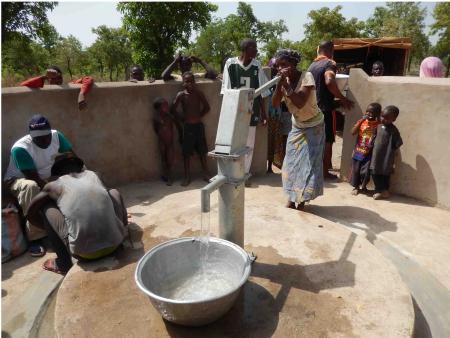 Imagen: El agua potable llega a Togo gracias a uno de estos proyectos.