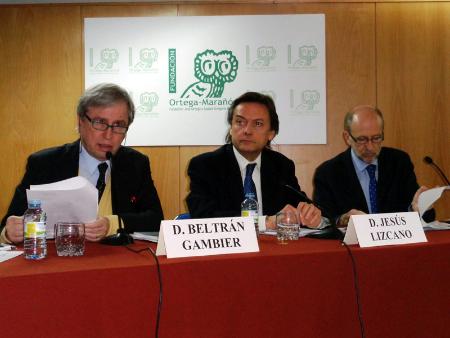 Imagen: Jesús Lizcano, presidente de Transparencia Internacional, presentaba este índice junto a Manuel Villoria y Beltrán Gambier.
