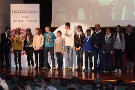 Foto de familia de todos los premiados de la gala de los XVIII Félix de Azara. Fotos: J. BLASCO.