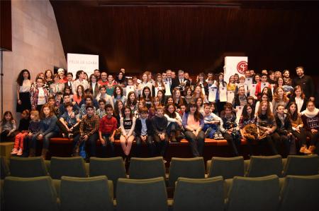 Imagen: Foto de familia de todos los premiados de la gala de los XVIII Félix de Azara. Fotos: J. BLASCO.