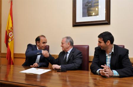 Imagen: Alvaro Salesa y Miguel Gracia, junto a Fernando Sánchez, en el momento de la firma del acuerdo.