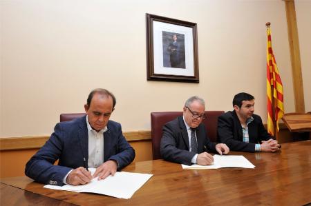 Alvaro Salesa y Miguel Gracia, junto a Fernando Sánchez, en el momento de la firma del acuerdo.