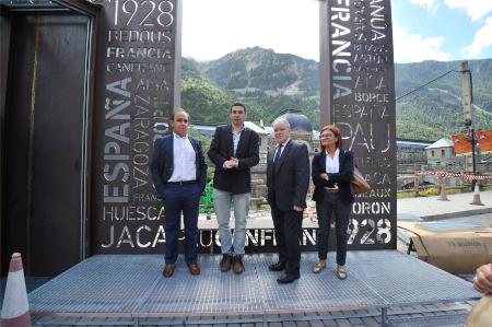 Alvaro Salesa y Miguel Gracia, junto a Fernando Sánchez, en el momento de la firma del acuerdo.