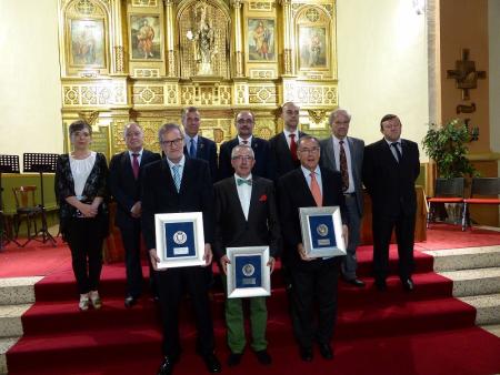 Imagen: Foto de familia del acto académico.