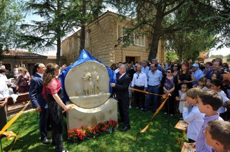 Imagen: El Presidente, en el momento en el que se ha descubierto el monumento a los colonos en el centro de Orillena.P.O.