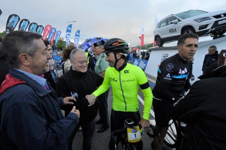 Imagen: Miguel Gracia saluda a Beloki e Indurain P. OTÍN