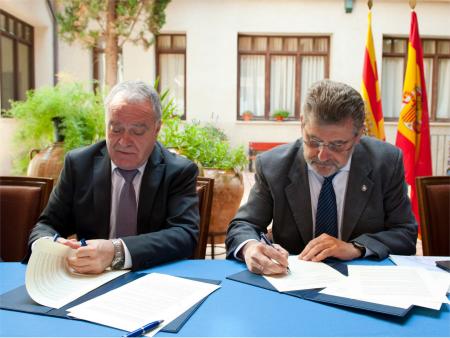 Imagen: Miguel Gracia junto al rector de la Universidad de Zaragoza, José Antonio Mayoral.